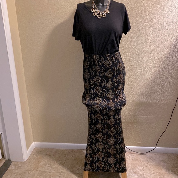 Epic USA Gold Rose Trace Design on Black Maxi Skirt with Back Split - Picture 2 of 16